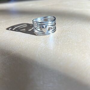 *NWOT* Silver Band Heart Ring